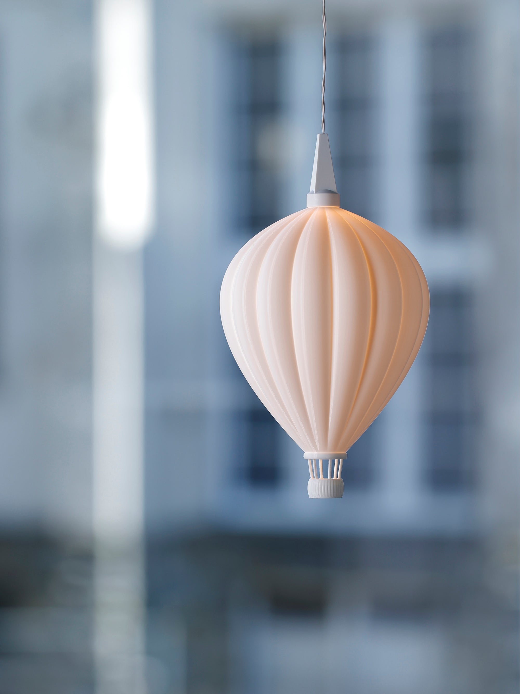 Lampe Heißluftballon als dekoratives Nachtlicht im Kinderzimmer